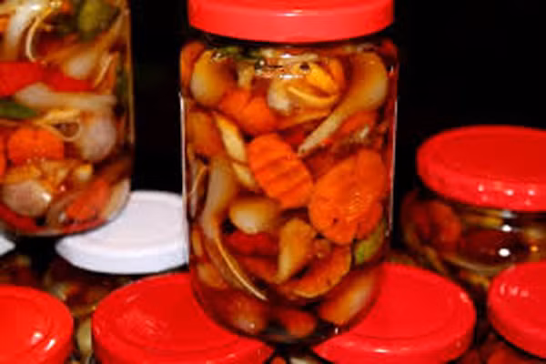 Không ăn khi đồ muối chua chưa chín. Nhiều người vẫn thích ăn khi dưa, cà... chưa chín hẳn do thích vị hơi cay nồng của nó mà không biết rằng cà chưa chín có solamin, dưa, hành xanh có nitrit gây nguy hiểm khi ăn vào. Đợi nó chín vàng, các chất này sẽ mất hẳn.