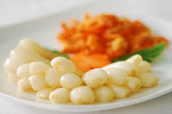 Sơ chế. Với cà và dưa, nên phơi nắng trong vòng 3-4 giờ cho héo bớt mới tiến hành sơ chế. Với hành thì nên cắt gốc nhưng đừng quá sát, sau đó ngâm qua đêm bằng nước gạo. Nước gạo sẽ giải bớt độc tố trong hành và cũng làm cho hành có màu đẹp hơn.Các loại rau muối chua như rau cải, dưa món thì hãy rửa thật sạch và ngâm nước muối khoảng 15 phút rồi để ráo nước.