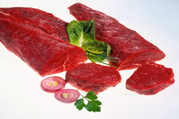  Thịt đỏ. Những dạng thực phẩm thịt đỏ chứa chất béo cao như thịt bò và món hamburger có thể khiến bạn trở nên uể oải, đờ đẫn. Cơ thể mất nhiều năng lượng để phân giải chúng, nên toàn bộ năng lượng đều tập trung vào công việc này. Thay vào đó, bạn nên ăn cá hồi nếu cần bổ sung thịt đỏ.