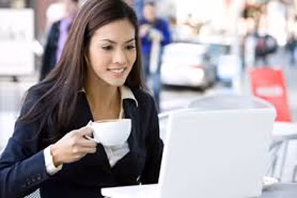 Uống nhiều trà, cà phê. Những loại thức uống giàu caffeine như cà phê và trà có thể khiến con người mệt mỏi. Chúng cho phép tỉnh táo trong nháy mắt, và kéo dài từ 1 - 2 giờ đồng hồ, nhưng sau đó cơ thể sẽ khó có thể tiếp cục chống cự qua vài tiếng sau. Nếu cần thiết phải uống một tách cà phê, nên uống từng ngụm nhỏ trong một thời gian dài để duy trì khả năng tỉnh táo.