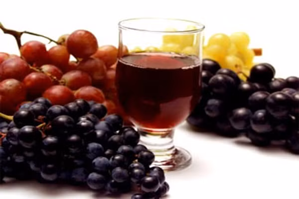 5. Nước ép nho đỏ. Nho đỏ chứa resveratrol, một chất chống oxy hóa mạnh, giúp chống lại bệnh ung thư. Đồng thời, nho chứa hợp chất resveratrol dễ dàng ức chế các enzym có nguy cơ gây ung thư. Đặc biệt hơn, các chuyên gia còn nhấn mạnh ăn nho còn rất có lợi cho hệ miễn dịch của cơ thể người.