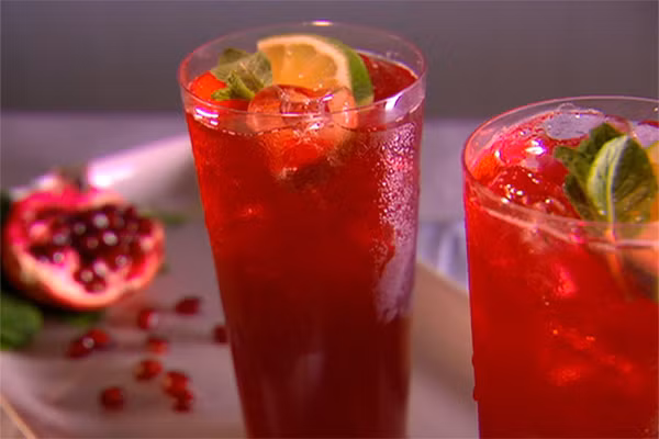 4. Nước ép quả lựu, dồi dào chất chống oxy hóa, là vũ khí bí mật trong cuộc chiến chống lại bệnh ung thư. Nước lựu có chứa folate, kali, vitamin E, polyphenol và acid pantothenic làm giảm sự phát triển và lây lan của các tế bào ung thư phổi.