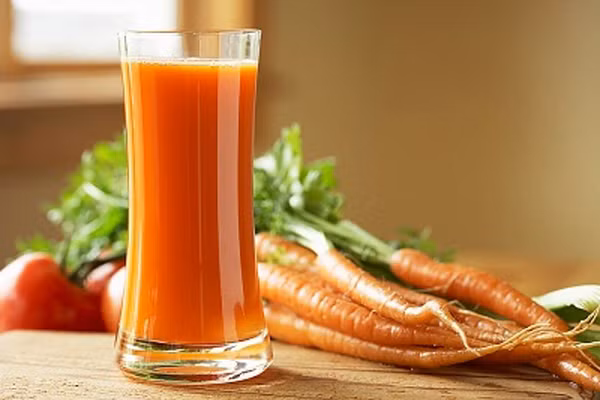 2. Nước ép cà rốt. Cà rốt chứa hàm lượng alpha carotene, một chất chữa cháy nắng và phòng ngừa ung thư ung thư mạnh. Khi tiếp xúc với chất gây ung thư, carotene sẽ ngăn chặn sự xâm nhập và hoặc làm chậm sự tăng trưởng của cả hai khối u ác tính và lành tính. Ngoài ra, các nhà nghiên cứu ở Anh và Đan Mạch còn phát hiện, Falcarinol - một chất chống oxy hóa trong cà rốt làm giảm đến 1/3 ở chuột bị ung thư trong phòng thí nghiệm.