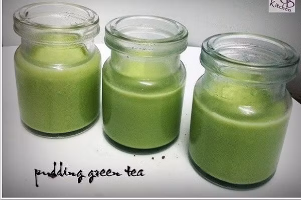 Pudding trà xanh là một món tráng miệng mới đã nhanh chóng trở thành món ăn yêu thích của giới trẻ Việt hiện nay. Pudding mềm mịn mang vị béo ngậy của sữa cùng vị trà xanh thơm mát ngây ngất lòng người. (Ảnh:ynhitran.blog)