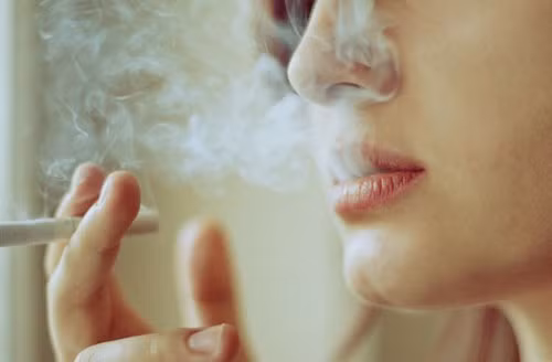 Các chất gây ung thư trong thuốc lá có thể thúc đẩy quá trình di chuyển các mã di truyền ung thư từ virus đến các tế bào cổ tử cung, đặc biệt là với các chủng HPV có nguy cơ gây ung thư cao, đồng thời khuếch đại ảnh hưởng của virus HPV ở các tế bào cổ tử cung. Không chỉ người hút thuốc cũng có nguy cơ ung thư cổ tử cung cao hơn người khác.