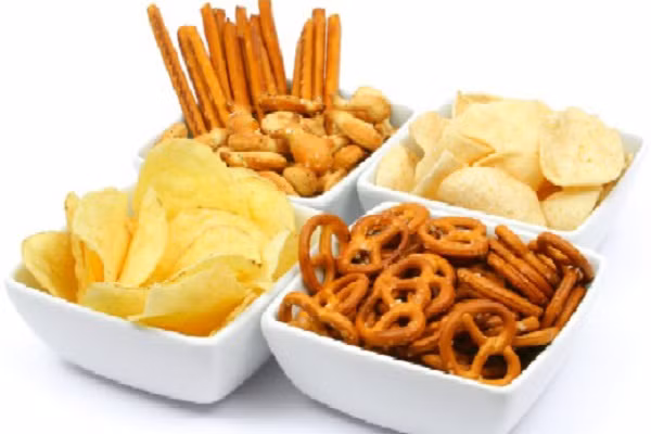 Hãy gom những gói bánh kẹo, mứt, đồ ăn vặt ngày Tết vào hành trang đi picnic để tránh lãng phí .Đây đều là những món khoái khẩu của các bạn trẻ, cũng là những món tiện dụng khi phải đi bộ một quãng đường dài bởi nó cung cấp kha khá năng lượng để bạn tiếp tục cuộc hành trình với bạn bè và gia đình khi đi picnic.