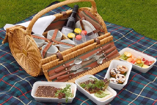 Lưu ý khi mang đồ ăn đi chơi xa hoặc dã ngoại cuối tuần bạn nên dùng các hộp có nắp kín để đựng thực phẩm vừa gọn nhẹ, vừa sạch. Bạn đừng quên đem theo giấy ăn, thìa, dao, cốc, dĩa ..và một tấm khăn hoặc nilon để trải xuống nền cỏ.