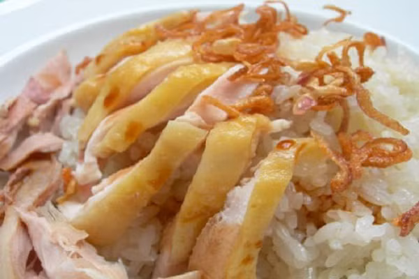 Thịt gà là nguyên liệu được nhiều gia đình sử dụng vào dịp đầu năm, vì thế, trong tủ lạnh lúc nào cũng còn thừa ít nhiều gà luộc. Bạn có thể chế biến thành món gà xé phay hoặc ruốc chà bông cực lý tưởng để chống ngán sau Tết và khi mang đi picnic để ăn cùng xôi hay cơm nắm sẽ rất tiện lợi và hấp dẫn.