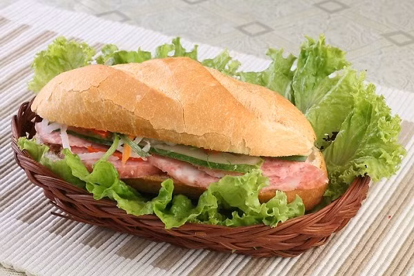 Giò, chả, lạp xưởng hay thịt nguội còn thừa sau Tết có thể kẹp chúng cùng với bánh mì, tương ớt và thêm chút rau xà lách, dưa chuột tươi, bạn đã có món bánh mì tiện lợi và nhiều chất dinh dưỡng. Hoặc bạn có thể phết kèm một chút pho mát, rau sau đó cho chúng vào chiếc vỉ nướng để bánh nóng giòn và ngon hơn.