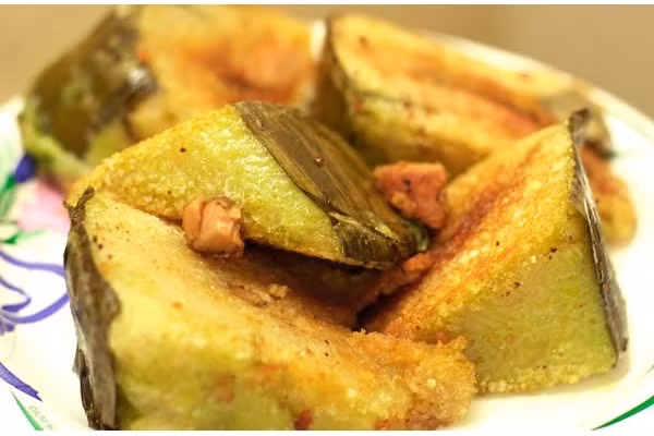 Sau Tết, tủ lạnh nhiều nhà vẫn còn giò chả, thịt, bánh và hoa quả… Bạn có thể tận dụng chúng để chế biến thành những món ăn ngon, hấp dẫn và tiện lợi khi mang đi picnic. Đầu tiên là món bánh chưng hay bánh tét có thể đem chiên và trở thành món ăn khoái khẩu cho mọi người. Bánh chưng rán giòn rụm ăn kèm củ kiệu, xúc xích, dưa hành chấm tương chinsu tỏi ớt sẽ càng ngon và đậm đà hơn.