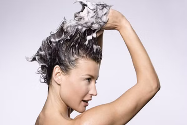 Ngoài ra, nếu dùng sản phẩm chứa hương liệu liên tục trong thời gian dài có thể gây ảnh hưởng đến hệ thần kinh trung ương hay rối loạn nội tiết. Fragrance có trong các loại dầu gội, chất khử mùi, kem chống nắng và các sản phẩm chăm sóc da cũng độc hại không kém.