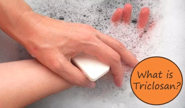 5. Triclosan. Là thành phần kháng khuẩn tổng hợp dùng trong xà phòng và chất tẩy khử trùng. Cơ quan bảo vệ môi trường nhận định nó như một loại thuốc trừ sâu, có độc tính cao đối với bất kỳ sinh vật sống nào. Nói cách khác, nó là một nhóm hóa chất gây ung thư ở người. Triclosan phá vỡ nội tiết tố, làm ảnh hưởng đến chức năng tình dục và sinh sản, nếu mẹ bầu tiếp xúc nhiều rất dễ dị tật thai nhi.