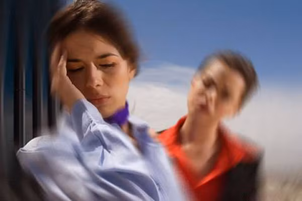 2. Bệnh BPPV(bệnh chóng mặt lành tính) phổ biến khi bạn rời khỏi giường đột ngột do tích tụ các mảng tiểu cầu ở tai trong. Khi bạn càng cao tuổi thì rủi ro mắc bệnh này càng cao, nhất là nhóm người trên 50 tuổi. Ở trường hợp này, bác sỹ sẽ thử một số biện pháp như chỉnh tư thế đầu cở hay chỉnh tinh thể canxi ở tai trong. Nếu không đạt hiệu quả có thể áp dụng các giải pháp khác như thuốc chống nôn và một số bài tập để cân bằng trạng thái cơ thể.