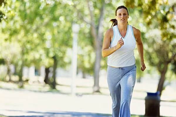 Khống chế stress. Căng thẳng không chỉ là thủ phạm gây nên những căn bệnh ảnh hưởng đến đường tiêu hóa mà còn là tác nhân tiêu cực đối với quá trình điều trị của bệnh nhân ung thư. Nếu bạn thường xuyên phải chịu đựng stress trước khi điều trị ung thư, sẽ chính là "kẻ thù"phản lại tác dụng điều trị. Cho nên bạn cần tìm cách khống chế stress.