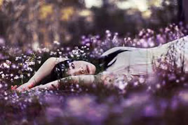 2. Phụ nữ có DNA mang mùi hương hấp dẫn hơn đàn ông và mỗi gen lại quyết định mùi hương cơ thể khác nhau. Đó là lý do các chàng trai luôn hấp dẫn bởi mùi hương đặc biệt của phái nữ.