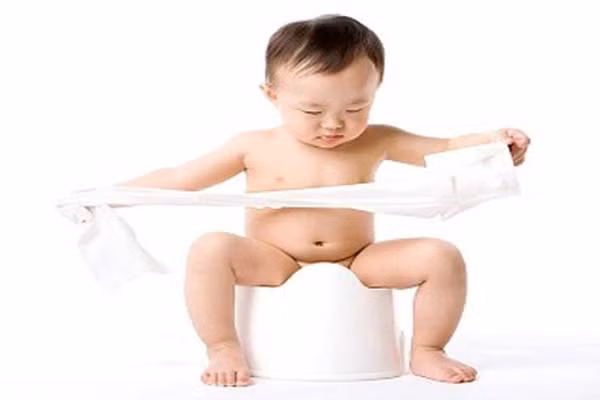 Thực tế, khi bé dưới 6 tháng tuổi, hệ tiêu hoá của bé chưa hoàn thiện, và bé chỉ có thể hấp thụ dinh dưỡng tốt nhất thông qua sữa dạng lỏng. Vì thế, khi mẹ cho bé ăn dặm sớm thì có thể gây ra các triệu chứng bé khó tiêu, đầy hơi, rối loạn tiêu hoá như táo bón…