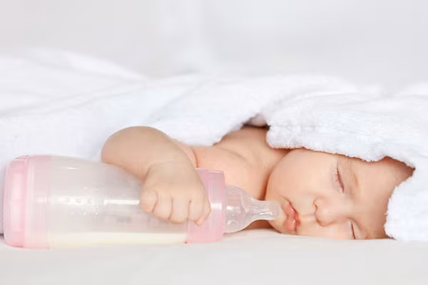 Một nguy cơ có thể gặp khi ăn dặm quá sớm là tăng huyết áp. Trong sữa mẹ, hàm lượng natri thấp, khoảng 15 mg%, đủ đáp ứng nhu cầu cho trẻ. Khi ăn bổ sung, lượng natri đưa vào cơ thể tăng lên rất nhiều lần, đặc biệt là khi bà mẹ có thói quen ăn mặn. Đây là một trong những yếu tố chính gây ra bệnh tăng huyết áp.