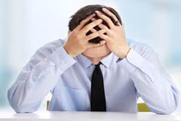 Nhưng nếu một bên vú có sự phát triển bất thường, khu vực vú có khối u nhô hẳn ra hoặc có thể sờ thấy thì có khả năng là mắc ung thư vú. Khi có các biểu hiện này, việc thăm khám bác sỹ là cần thiết. Phát hiện ung thư ở giai đoạn đầu khi mới phát bệnh thì khả năng điều trị khỏi hẳn cao hơn là bệnh ở giai đoạn nặng.