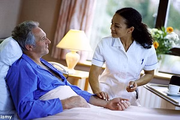  Các triệu chứng ung thư vú ở nam giới cũng tương tự như nữ giới. Hầu hết nam giới được chẩn đoán với một khối u trên ngực. Tuy nhiên, nam giới thường lười thăm khám hơn phụ nữ, do vậy họ sẽ chỉ phát hiện ra bệnh tình khi đầu núm vú chảy máu hay đau. Khi đó thì có thể bệnh đã nặng hơn.