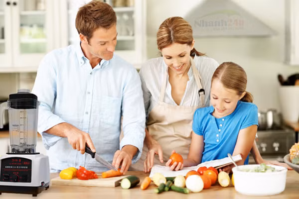 Xây dựng nguyên tắc cho trẻ: không ăn vặt các loại bánh kẹo, uống nước ngọt trong khoảng 2 giờ trước khi ăn cơm. Chỉ cho trẻ ăn nhẹ khi đi học về trong lúc chờ ăn cơm như một miếng trái cây, một cốc sữa chua... Tới bữa cơm nếu trẻ có cảm giác đói chúng sẽ ăn bất kể cái gì có trên bàn ăn.