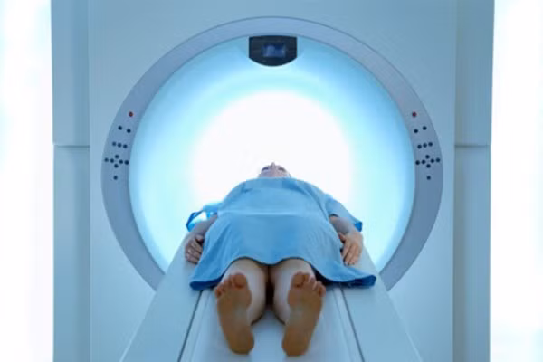 1. Xét nghiệm PAP và chủng HPV. Đối với phụ nữ, xét nghiệm PAP sẽ phát hiện sớm ung thư cổ tử cung. Đây là một cách để kiểm tra các tế bào thu được từ cổ tử cung. Mục đích chính của việc xét nghiệm PAP là phát hiện ung thư hoặc tế bào bất thường có thể dẫn đến ung thư. Phụ nữ nên có xét nghiệm Pap ít nhất 3 năm 1 lần.