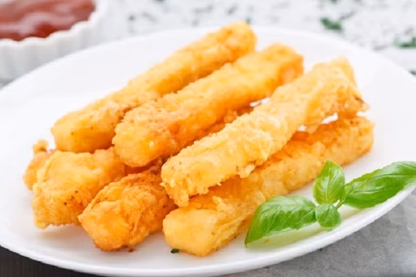 Thực phẩm chứa nhiều dầu mỡ như đồ chiên, xào trong quá trình tiêu hóa có thể gây áp lực cho đường ruột, dạ dày, gan, kích thích trung ương thần kinh, gây ra mất ngủ. Ngoài ra khi sử dụng đồ chiên với thực phẩm cay dễ khiến bạn nóng trong người và cảm giác ngán đồ ăn nhanh.