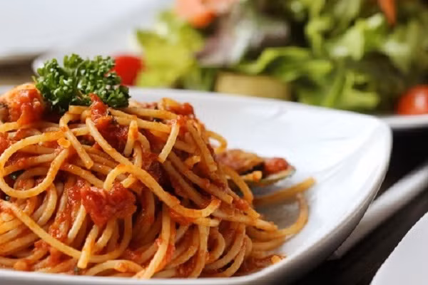 Spaghetti loại thực phẩm chứa chất béo cao, nhiều cacbonhydrate nhất mà bạn cần tránh trước giấc ngủ và nếu bạn muốn giảm cân hiệu quả. Ăn mì spaghetti kèm thực phẩm cay, đồ chiên nhiều dầu mỡ dễ làm nóng người và khiến cơ thể mệt mỏi để tiêu hóa nhiều hơn.