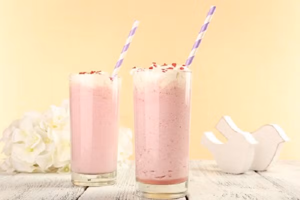 Nhiều người cho rằng trong bữa sáng có trứng và sữa thì sẽ rất bổ dưỡng. Thế nhưng, các chuyên gia dinh dưỡng cho biết, tuy trứng và sữa là hai loại thực phẩm có lợi cho sức khỏe nhưng không nên dùng chung với nhau. Việc nạp loại thực phẩm giàu protein và vitamin cùng lúc như trứng, sữa với đồ cay, đồ chiên nhiều dầu mỡ sẽ dễ khiến lượng vitamin trong cơ thể bạn bị tăng quá mức cần thiết.