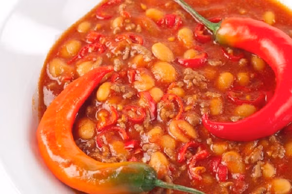 Dùng thực phẩm quá cay cùng các món ăn khác dễ khiến bạn không chịu được nhiệt, nóng trong người, nổi mun. Ngoài ra buổi tối ăn quá nhiều đồ ăn cay sẽ dẫn đến mất ngủ và nguy hiểm đối với những người mắc bệnh nóng tim.