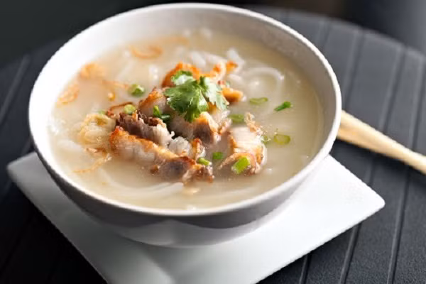 Món soup chứa nhiều thành phần dinh dưỡng đủ để cung cấp năng lượng cho bạn trong cả buổi sáng .Tuy nhiên đây cũng là thực phẩm sản sinh ra nhiều khí trong quá trình tiêu hóa, nếu trước khi ngủ tiêu hóa không hết sẽ gây cảm giác trương phình, cản trở giấc ngủ. Vì vậy cần hạn chế sử dụng nhiều món ăn như soup, đồ chiên, thực phẩm chế biến sẵn ....trong một ngày để đảm bảo sức khỏe và lượng calo vừa đủ cho cơ thể.