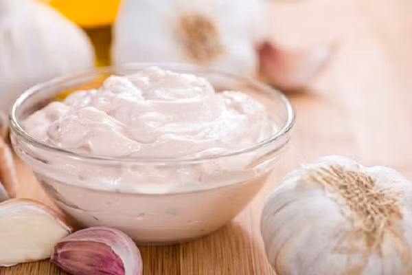 Tỏi là thực phẩm rất tốt cho cơ thể như phòng ngừa bệnh cảm cúm, chống các bệnh ung thư và trị mụn ... Tuy nhiên việc thức ăn sử dụng nhiều tỏi sẽ tạo ra mùi khó chịu của hơi thở và mồ hôi. Ăn một số lượng lớn tỏi tươi, nhất là vào lúc đói có thể gây cảm giác khó chịu, đầy chướng bụng, buồn nôn, ỉa chảy và rối loạn hệ vi khuẩn đường ruột.