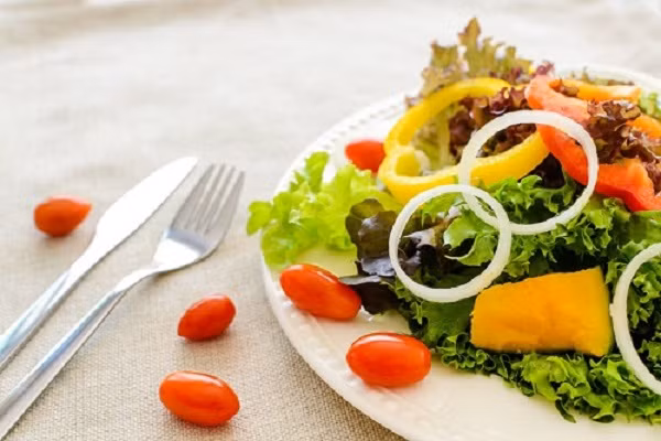 Theo các chuyên gia dinh dưỡng, rau xanh cũng như các loại củ quả cung cấp nhiều vitamin cần thiết cho sự phát triển của cơ thể. Tuy nhiên Salad là món rau không được nấu ở nhiệt độ cao, nếu dư lượng thuốc trừ sâu cao quá mức sẽ vô cùng nguy hại cho cơ thể như gây buồn nôn, tiêu chảy... Do đó khi ăn salad hay rau sống tốt nhất hãy chọn những loại rau xanh không bị ô nhiễm và không nên ăn nhiều trong ngày. 