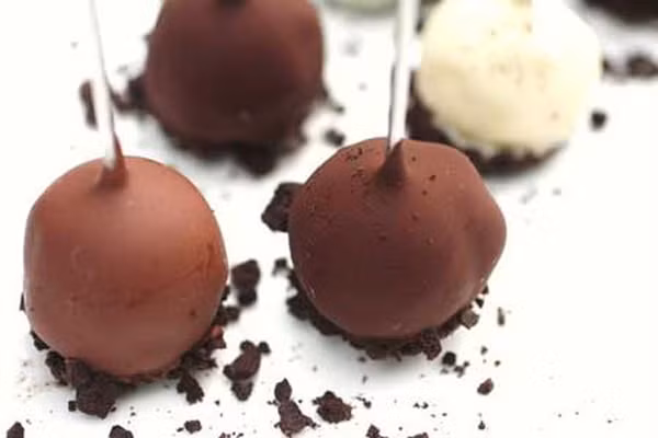 Dùng 1 chiếc thìa tròn múc kem thành từng viên nhỏ rồi dùng thanh tre tròn xâu qua viên kem rồi chúng vào socola đã đun chảy. Nhúng cả socola đen và trắng tùy theo ý thích. Với món kem này, bạn sẽ chẳng cần lo lắng mùa đông lạnh. Cắn một miếng socola mát lạnh nhưng vị gừng cay cay, trôi vào bụng lại rất ấm.