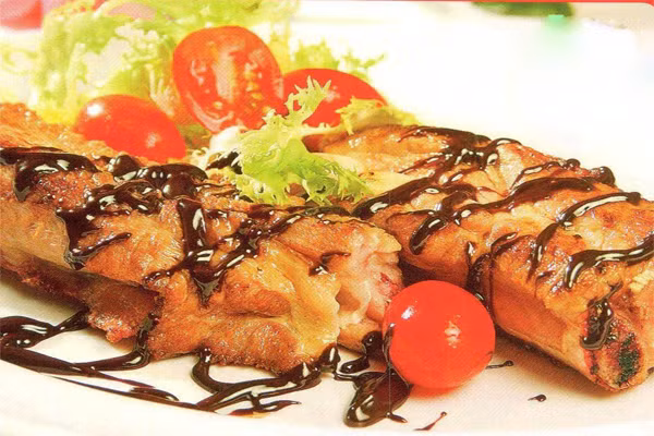 Sườn lợn sốt socola, quế - món ăn vô cùng lạ miệng: Dùng sườn non đã ướp tỏi nướng chín vàng và lấy ra đĩa. Socola đun nóng chảy rồi cho bơ, hành tây xào, tỏi, bột quế vào trộn đều, nêm nếm hỗn hợp sốt này vừa miệng. Cuối cùng là rưới hỗn hợp sốt socola béo ngậy này lên sườn.