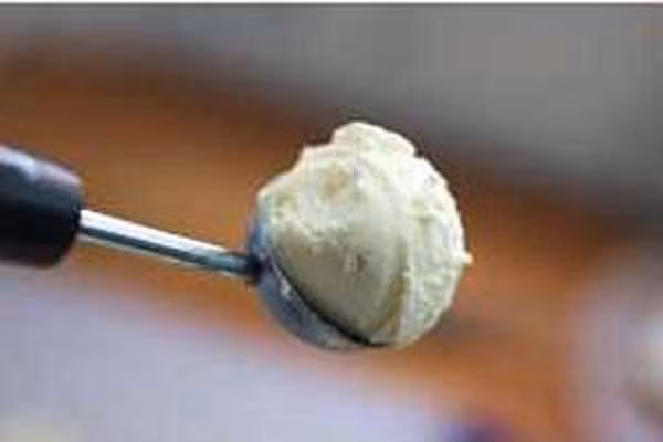 Kem gừng bọc socola. Đầu tiên. Đổ sữa và kem vào nồi. Thái gừng thật sạch rồi cắt nhỏ, ngâm nước sôi khoảng 20 phút để gừng đỡ cay. Thêm nửa phần đường và gừng vào trộn đều rồi đun sôi và khuấy đều cho đến khi tất cả sôi lại lần nữa. Cho hỗn hợp kem gừng này vào lòng đỏ trứng và đường đã đánh nhuyễn đun 5-10 phút cho đến khi nó quánh lại. Lọc hỗn hợp này và bỏ vào ngăn đá.