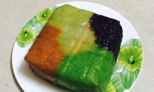  Bánh chưng ngũ sắc. Dưới bàn tay khéo léo của chị Nguyễn Ngọc Hà, ở Đại La, Đống Đa, Hà Nội, chiếc bánh chưng ngũ sắc vô cùng đẹp mắt đã thu hút được nhiều người đặt mua. Bên trong bánh có 5 màu. 5 màu này gồm trắng, đỏ, tím, xanh, vàng tượng trưng cho ngũ hành Kim, Mộc, Thủy, Hỏa, Thổ, mang lại sự may mắn, bình an. Ảnh: hotdeals