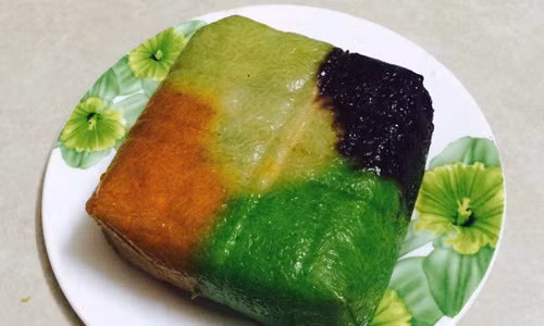  Bánh chưng ngũ sắc. Dưới bàn tay khéo léo của chị Nguyễn Ngọc Hà, ở Đại La, Đống Đa, Hà Nội, chiếc bánh chưng ngũ sắc vô cùng đẹp mắt đã thu hút được nhiều người đặt mua. Bên trong bánh có 5 màu. 5 màu này gồm trắng, đỏ, tím, xanh, vàng tượng trưng cho ngũ hành Kim, Mộc, Thủy, Hỏa, Thổ, mang lại sự may mắn, bình an. Ảnh: hotdeals