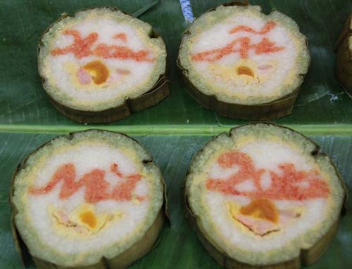 Nguyên liệu để làm ra đòn bánh tét cắt ra chữ gồm gạo nếp dẻo, đậu xanh đãi vỏ, lạp xưởng, tôm khô, thịt heo, trứng muối... Lá cẩm, lá ngót, gấc chín được nấu lên để lấy nước tạo màu cho bánh. Ảnh: sctv