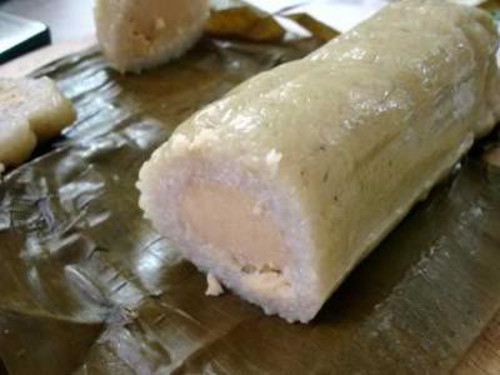 Bánh cũng dùng nhân đậu xanh và thịt mỡ nhưng không gói hình tròn mà gói hình tam giác, lạt buộc phải dùng gân của lá mật cật. Ảnh: wikivietnam