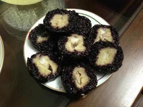 Bánh chưng đen (hay bánh chưng cẩm) là món bánh chưng truyền thống của người Tày ở huyện Bắc Sơn (Lạng Sơn). Bánh có màu đen tím như hạt nếp cẩm nhưng lại rất mềm và dẻo, vị thanh mát. Bánh có dạng hình tròn, dài gần giống bánh tét ở miền Nam. Ảnh: ngaynay