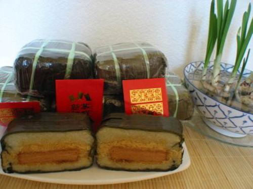 Bánh chưng chay cũng giống như loại bánh chưng xanh thông thường, với vỏ ngoài gói bằng lá dong xanh, bên trong là gạo nếp dẻo, thơm. Nhưng điều đặc biệt chính là ở nhân bánh. Nhân bánh làm từ đỗ xanh luộc giã mịn và trộn với nấm hương, kèm theo đó là gia vị hòa vào đủ vừa với khẩu vị. Ảnh: lamsao