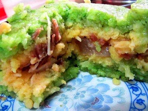 Bánh chưng cốm là loại bánh rất đắt hàng mỗi dịp Tết đến. Nguyên liệu để làm bánh chưng cốm là cốm khô cùng với gạo nếp ngâm lá thơm tạo màu xanh. Nhân bánh chưng cốm thường là nhân ngọt, đỗ xanh được nấu giống chè kho, cũng có thêm thịt nạc bên trong. Ảnh: az24