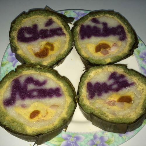 Bánh tét cắt ra chữ. Do sự mới lạ, độc đáo và mang nhiều ý nghĩa trong dịp Tết đến xuân về nên đòn bánh tét cắt ra chữ này được nhiều người đặt mua dịp cuối năm. Tuỳ theo yêu cầu khách đặt mà khi cắt bánh tét ra, sẽ có nhân là những chữ: Vạn sự như ý, Phát tài phát lộc, Mừng Xuân Ất Mùi….Ảnh: dacsanmientay