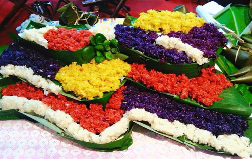 Điều đặc biệt là màu sắc của bánh được làm hoàn toàn bằng nguyên liệu tự nhiên. Gạo màu xanh sử dụng từ nước của lá riềng xay, màu vàng từ nghệ tươi, màu đỏ của gấc, màu tím từ nếp cẩm hoặc màu nước lá cẩm. Khâu quan trọng nhất là lúc đổ gạo vào khuôn thật cẩn thận sao cho các màu không bị lẫn. Bánh có 5 vị khác nhau, hòa quyện nên rất dễ ăn, không bị ngấy. Ảnh: vietnamnet