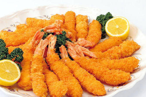 Đun nóng dầu ở 170-180 độ C, bỏ tôm vào chiên vàng trong 3 - 4 phút rồi gắp ra, để ráo dầu. Bỏ tôm vào chảo dầu, chiên tới khi tôm nổi lên thì gắp ra giấy thấm dầu, để nguội rồi chiên tiếp lần nữa, tôm sẽ giòn và có màu vàng đẹp. Ảnh: phunuonline