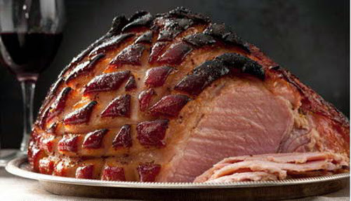 Thời gian quay khoảng 1 giờ, cứ sau 15 phút thì rưới rượu táo và phết lại mật ong lên mặt giò heo giúp thịt ngấm đều gia vị và sẽ ngon hơn. Ảnh: nguoiduatin