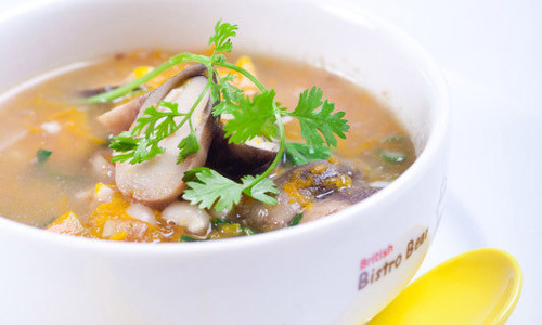 Ninh nước xương cho kỹ rồi cho khoai tây cùng cà rốt vào, nêm nếm cho vừa ăn. Khoảng 5 phút sau cho nấm vào, nước sôi lại thì tắt bếp, rắc chút hành lá cho thêm đậm đà mùi vị. Ảnh: saigonbep