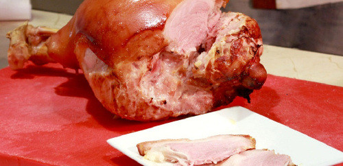 Đùi heo muối quay thơm ngon, nóng hổi rất phù hợp với bữa cơm tất niên quây quần cả gia đình. Đùi lợn rửa sạch, tẩy qua rượu trắng và gừng, sau đó ngâm khoảng 3 ngày trong nước muối theo tỉ lệ 1 – 1 (1 lít nước – 1 kg muối). Hành tây, tỏi tây sơ chế sạch, thái nhỏ để đun với nước sôi. Ảnh: royalbuffet