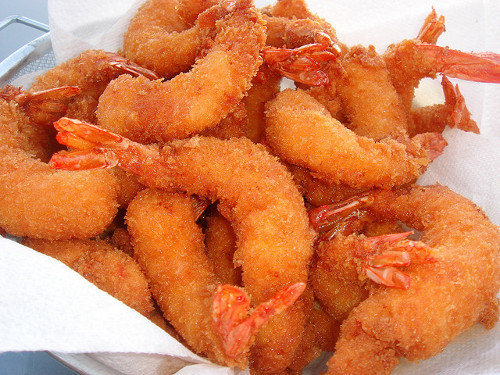 Tôm chiên xù. Tôm bóc vỏ ướp muối và hạt tiêu. Lấy 3 khay đựng bột mì, bột chiên xù và trứng đã đánh tan để riêng. Lăn tôm vào bột mì, sau đó nhúng vào trứng, cuối cùng là lăn vào khay bột chiên xù. Không lăn bột vào đuôi hoặc đầu tôm, để tôm tạo màu đẹp khi chín. Ảnh: amthucgiadinh