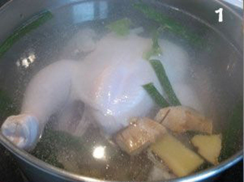 Thời gian luộc khoảng 10-15 phút tùy độ lớn của gà. Sau đó tắt bếp rồi đậy vung ngâm gà trong khoảng 25-30 phút thì vớt ra. Với cách này, thịt gà chín mà không nát, phần da cũng được chín từ từ nên không nứt. Ảnh: amthuc365